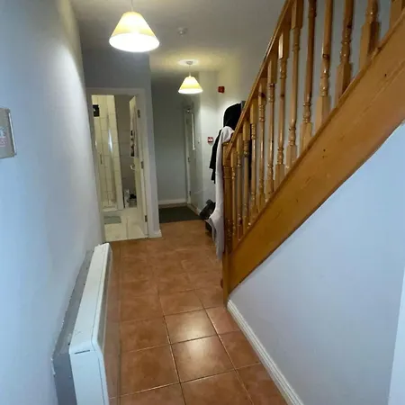 Apartment - 4 Bed & Free Parking *