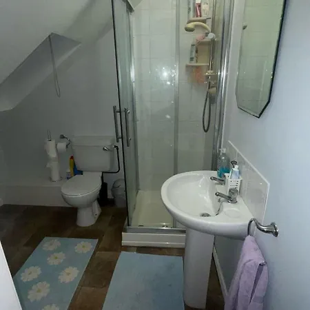 Apartment - 4 Bed & Free Parking *