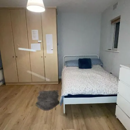 - 4 Bed & Free Parking