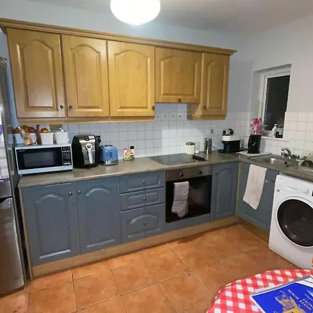 - 4 Bed & Free Parking * Galway