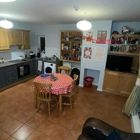 - 4 Bed & Free Parking * Galway