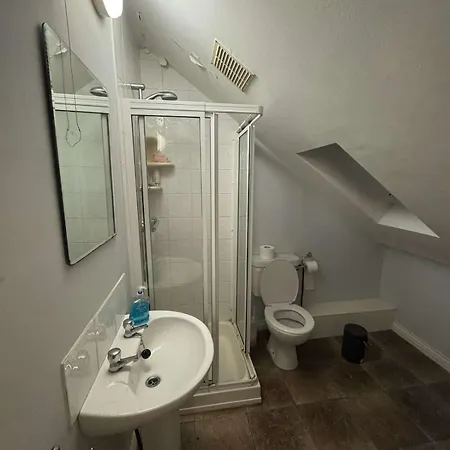 - 4 Bed & Free Parking Lägenhet