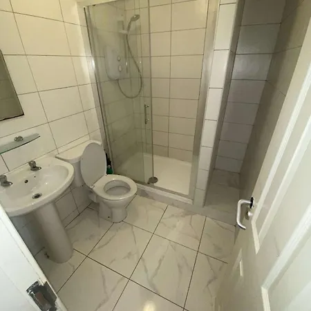 Lägenhet - 4 Bed & Free Parking